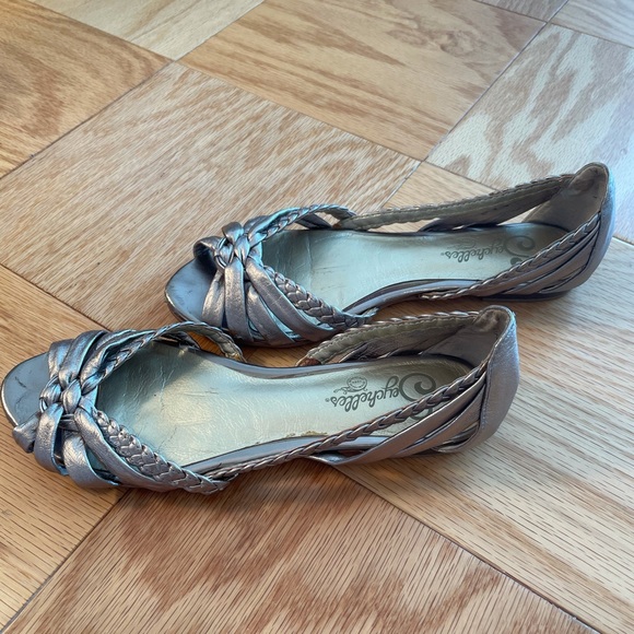 Seychelles Strappy Flats, Pewter, Size 7M - Picture 2 of 6